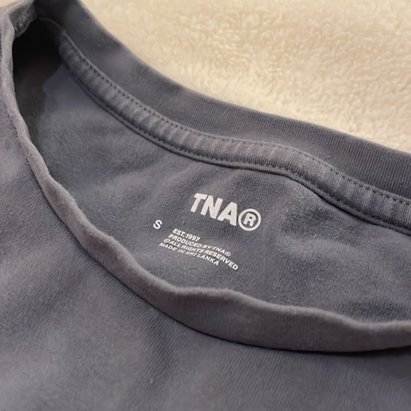 TNA dark gray stretchy crop top short sleeve size S - Picture 2 of 4